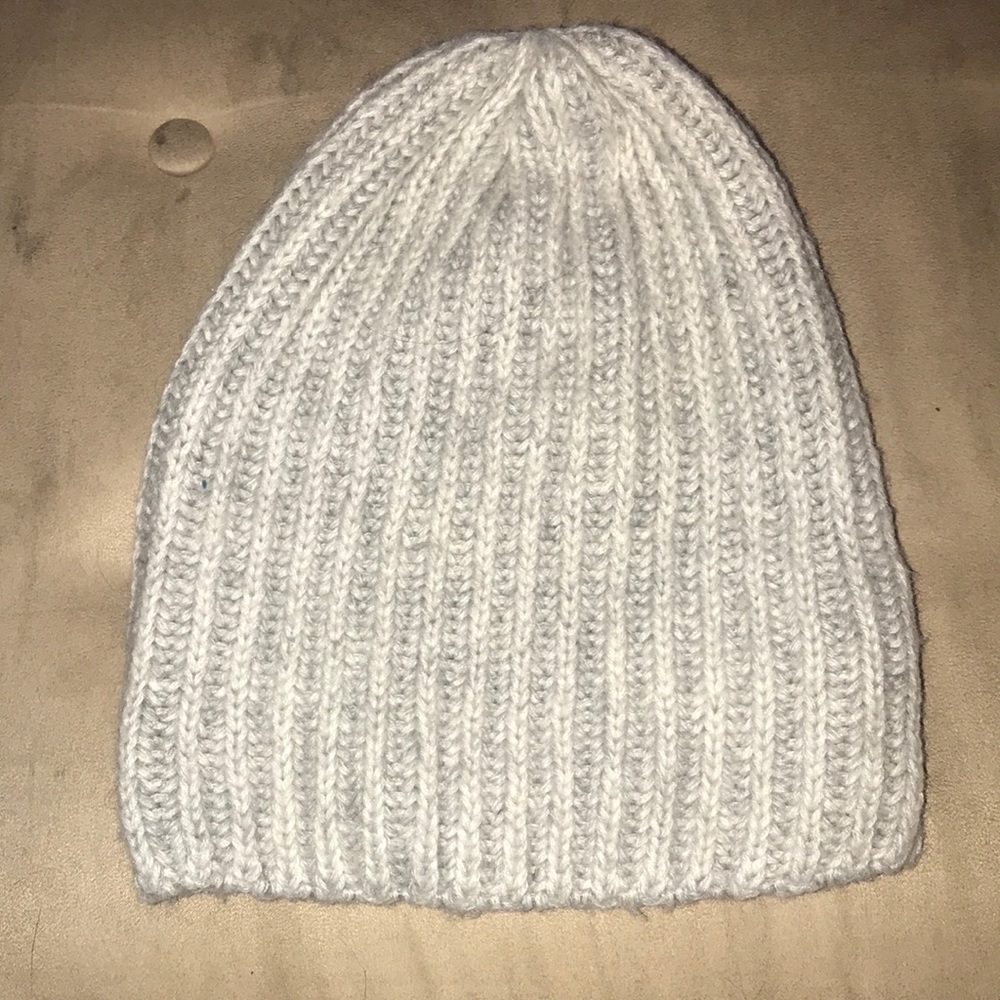 Grey/white knitted beanie